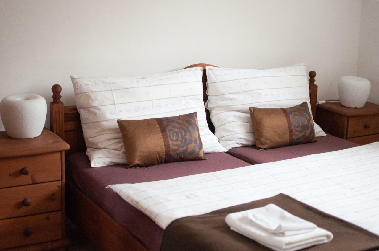 Apartman Zeleznice Appartement Buitenkant foto